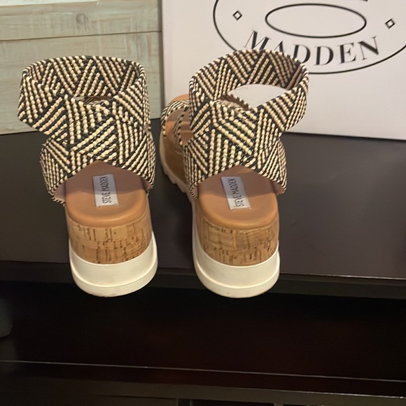 Steve Madden Bandi Black and Tan Platform Sandals - Picture 7 of 7